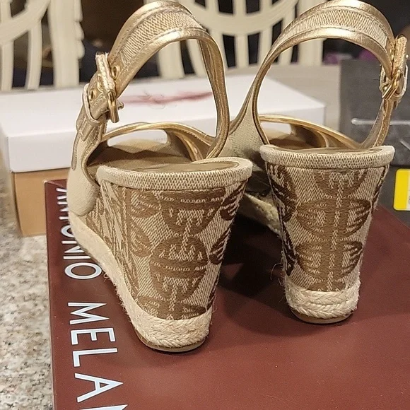 Antonio Melani tan with gold trim Sz 8.5 Sandals - Picture 2 of 5